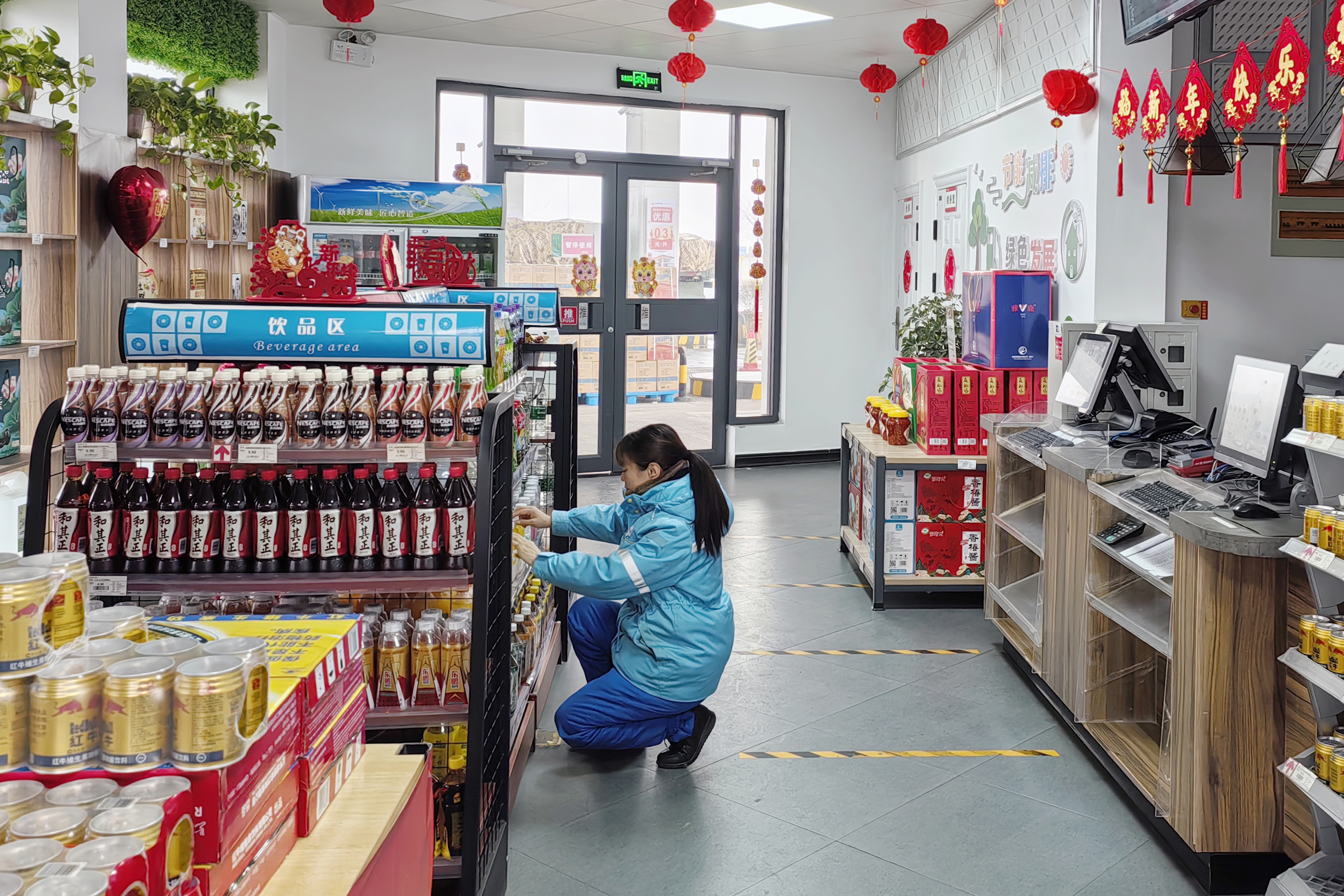 鶴壁服務區加油站，員工整理便利店商品，滿足顧客多樣化需求。拍攝：楊志杰.jpg