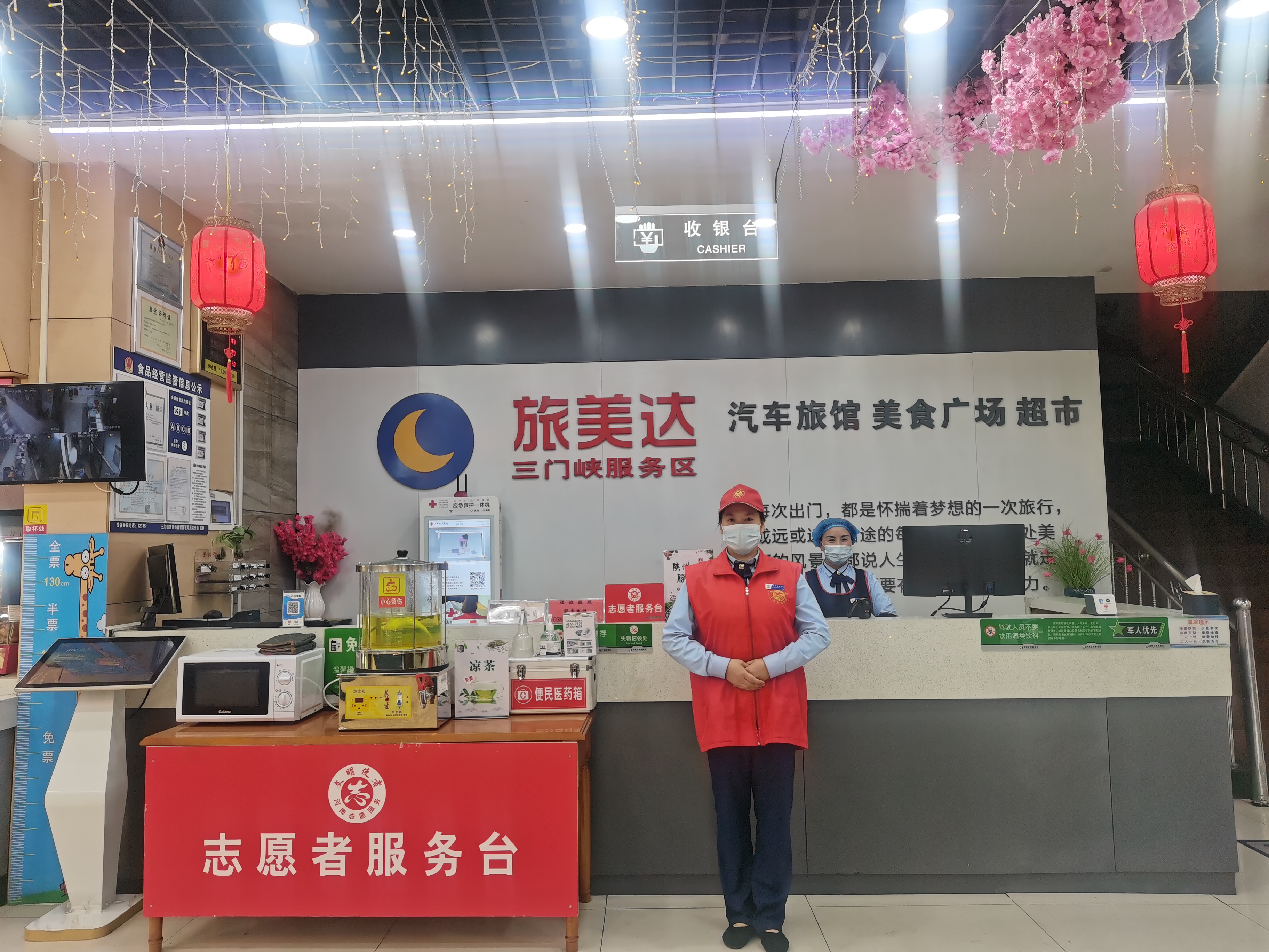 2024年4月29日，三門峽服務(wù)區(qū)消防，檔口，便利店進行安全生產(chǎn)檢查，交通疏導(dǎo)員安心崗持續(xù)在崗，志愿者服務(wù)崗準(zhǔn)備充足（拍攝者：趙家琪18530357719，宋會芳18790732606）.jpg