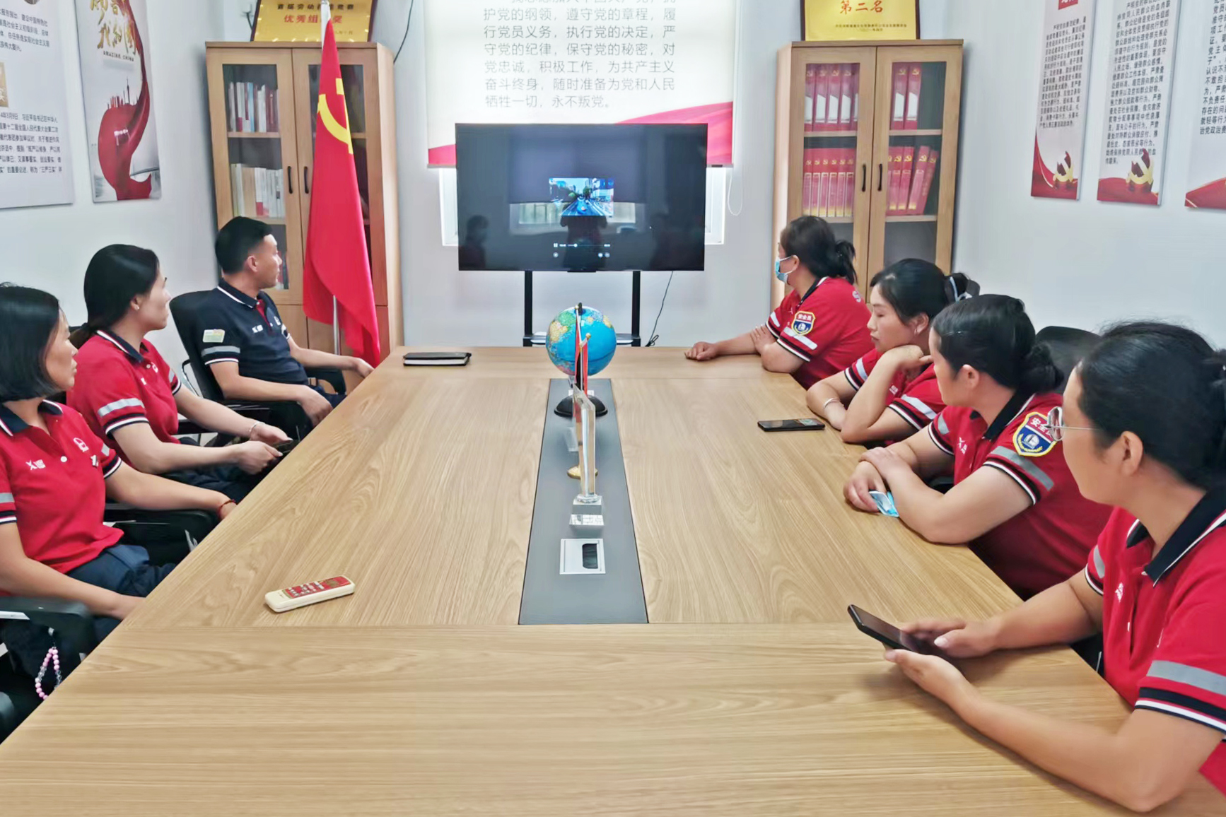 2024年6月7日 河南高速石化有限責任公司 鄢陵南服務區加油站 端午節前組織員工進行節前安全知識。事故案例學習 王雪麗.jpg