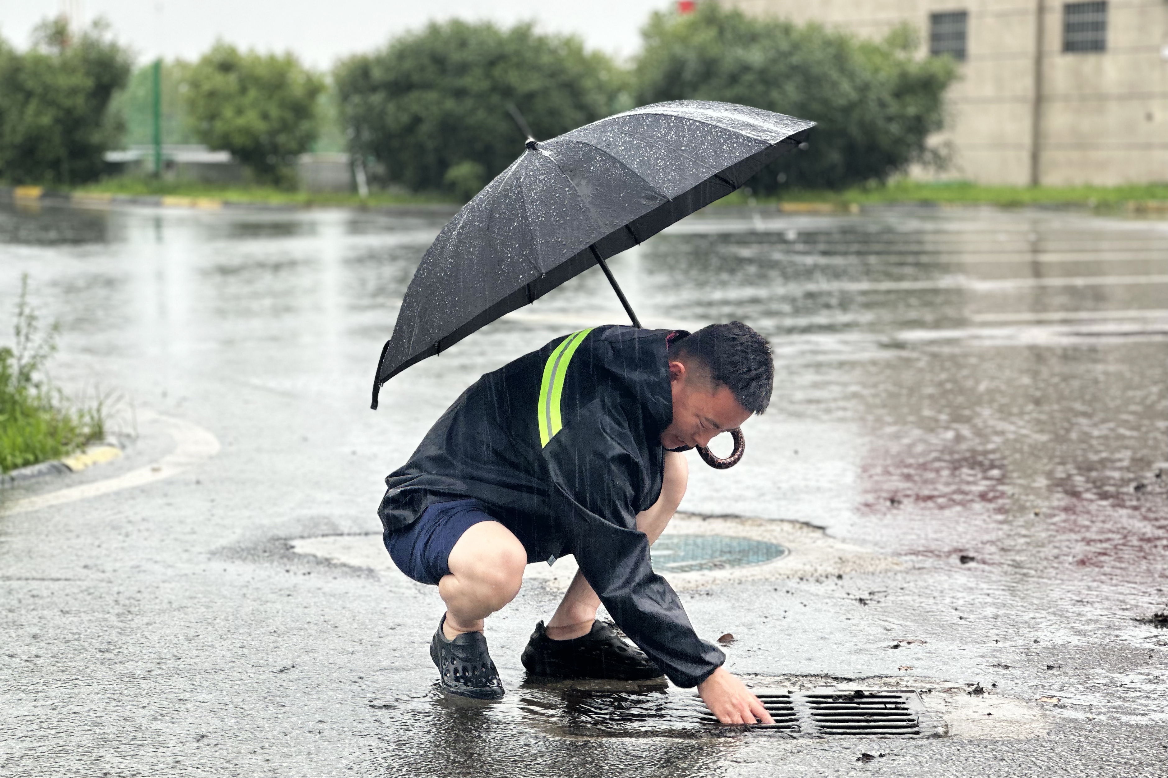2024年7月15日，社旗服務區暴雨，服務區領導班子帶領全體后勤及一線人員對服務區上、下道口邊溝進行隱患排查并清理，對兩區廣場、主車道排水井、篦子雜物進行清理，確保服務區安全工作落到實處（拍攝人：喬滿滿 185 3772 4358）.jpg