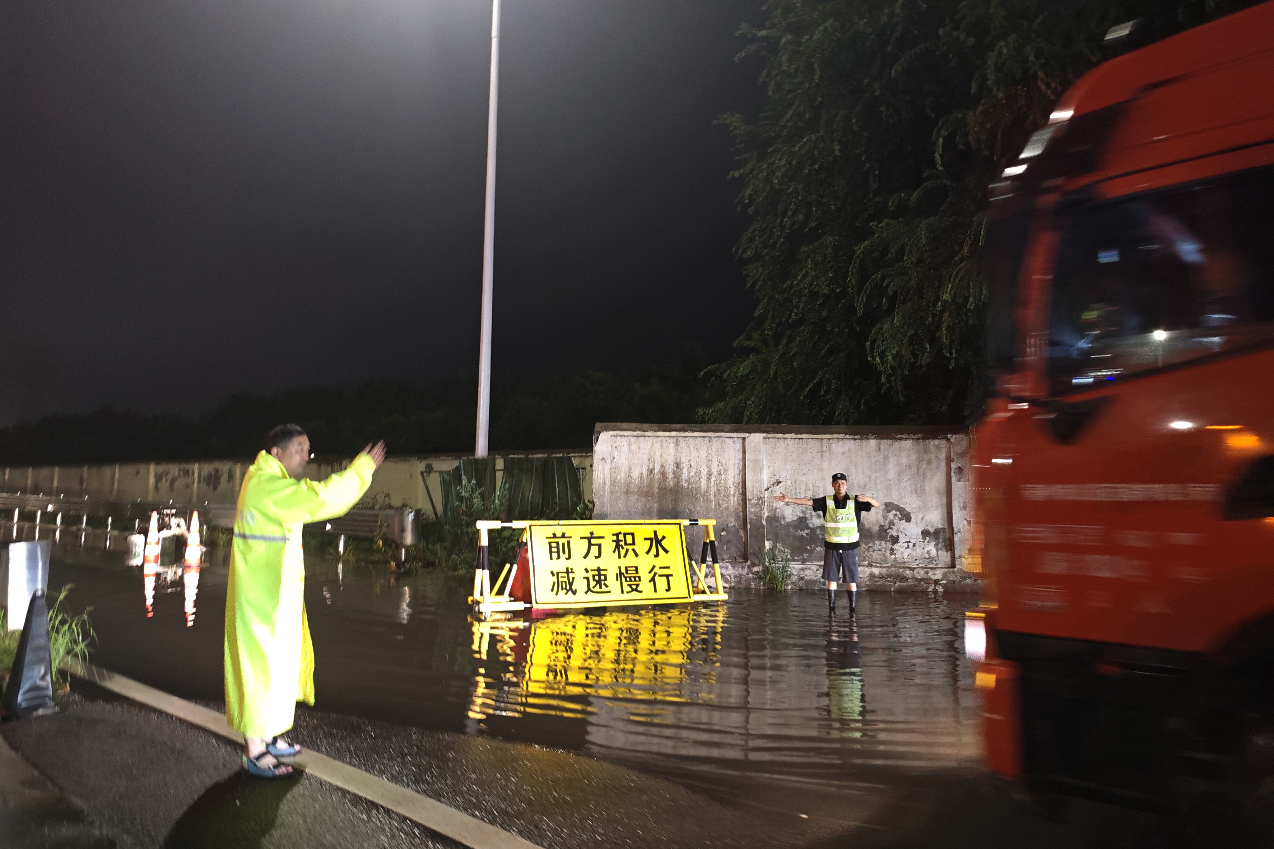 7月15日晚，2050分，鄭州東服務區監管辦主任帶領值班人員冒雨排查積水點抽水作業，并指揮車輛順利通行。（攝像：王雅13949144133）.jpg